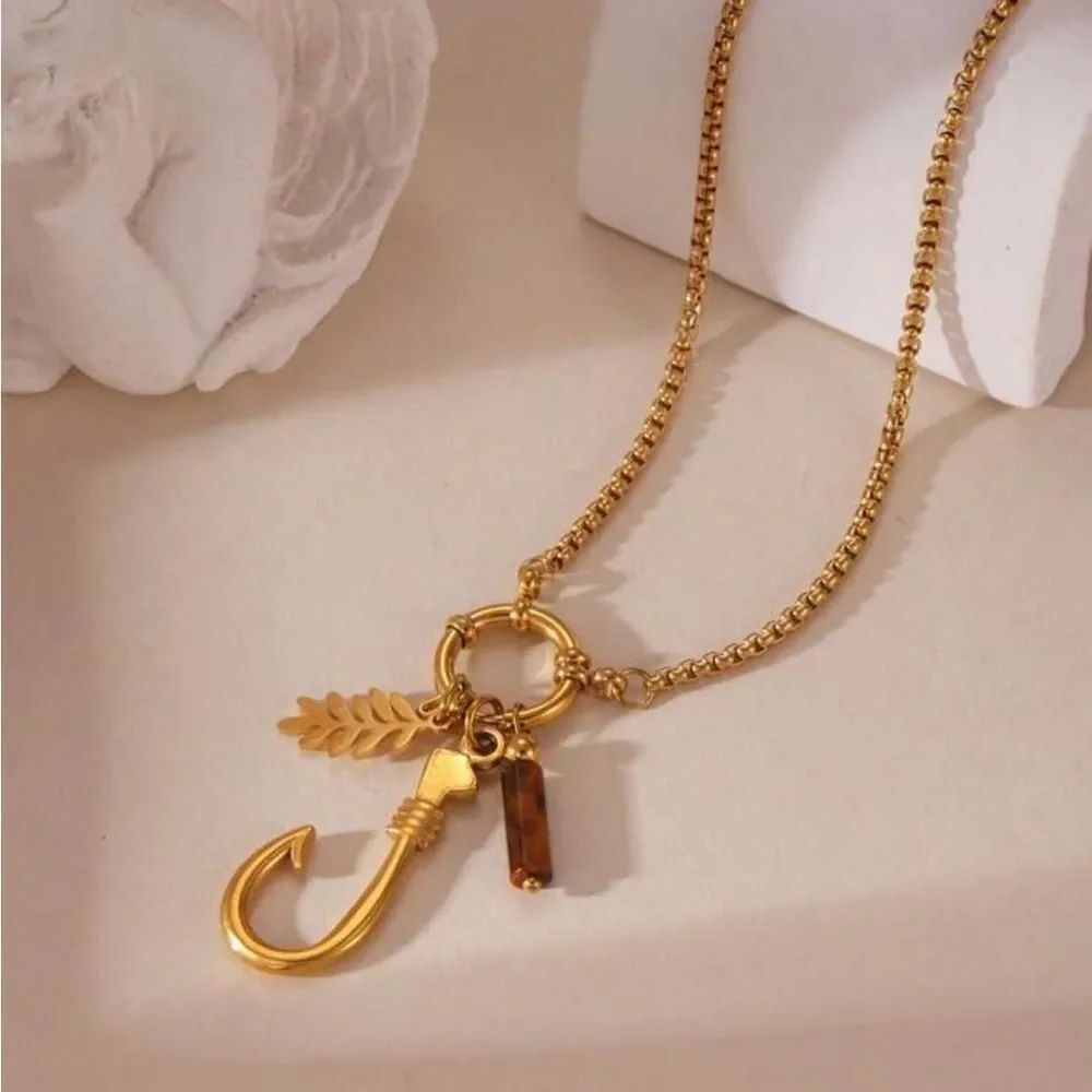 Elegant Gold Hook Pendant Necklace M508